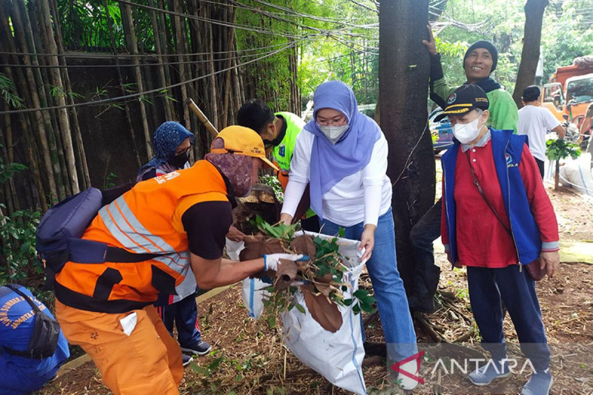 Petugas gabungan Jaksel dan warga bersihkan saluran cegah banjir