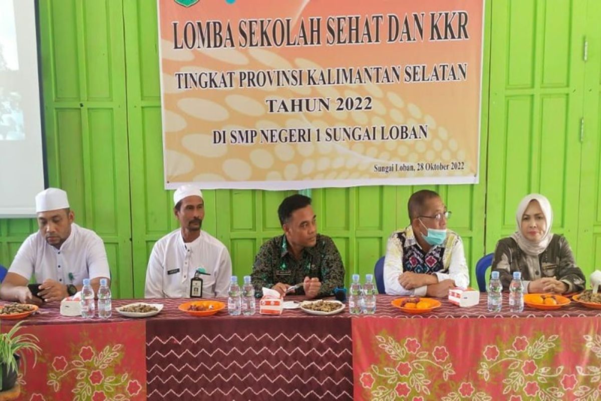 Tim penilai lomba sekolah sehat verifikasi SMPN Sungai Loban