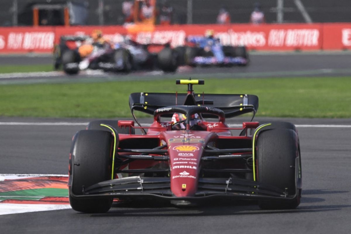 Carlos Sainz dapat penalti mundur lima posisi grid di GP Sao Paulo