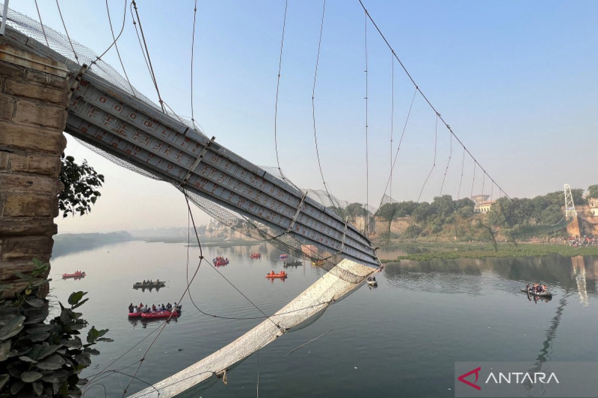 Korban tewas jembatan ambruk di India naik jadi 135 orang