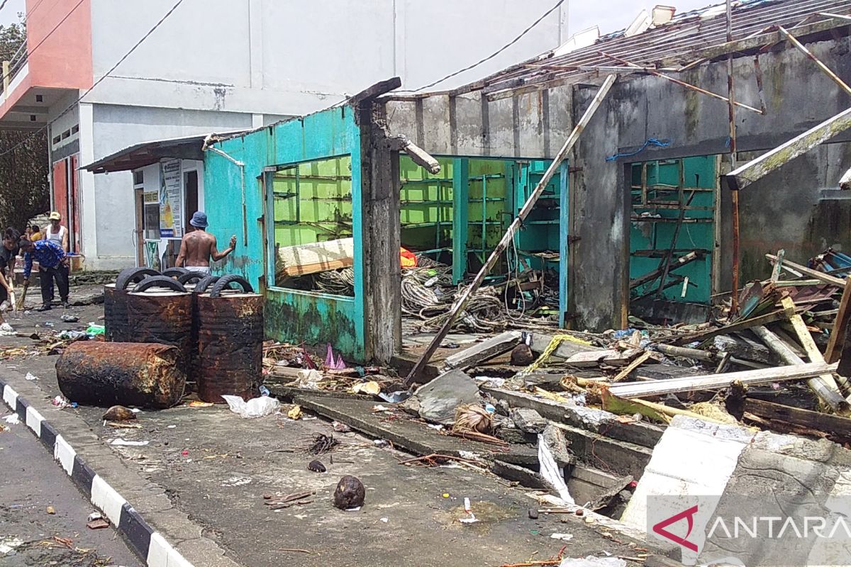 96 rumah di Sangihe rusak diterjang gelombang pasang