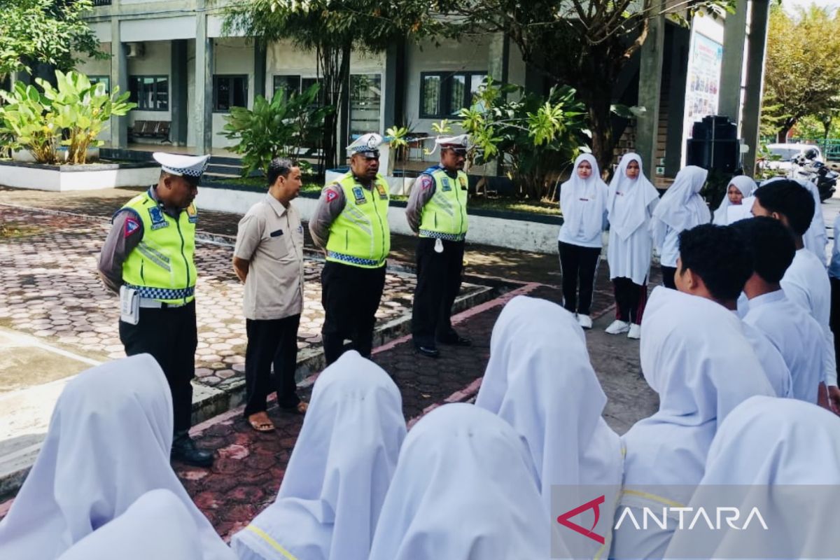 Satlantas Polres Aceh Barat edukasi keselamatan berlalu-lintas kepada mahasiswa