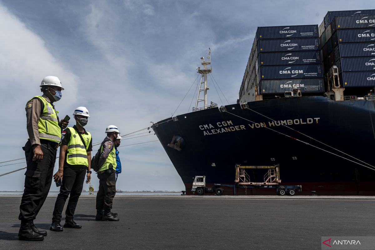 Pelindo layani kapal peti kemas besar dukung kelancaran logistik