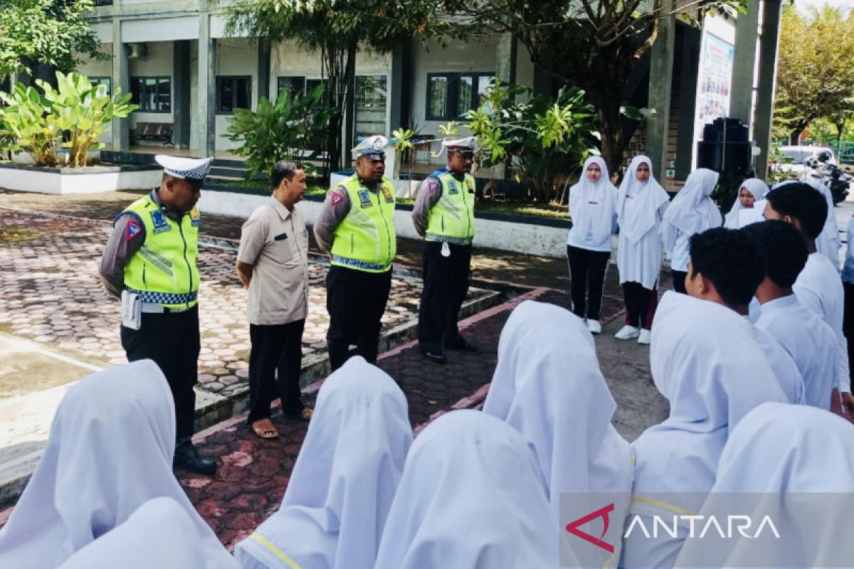Polisi sosialisasi keselamatan berlalu-lintas kepada mahasiswa di Aceh