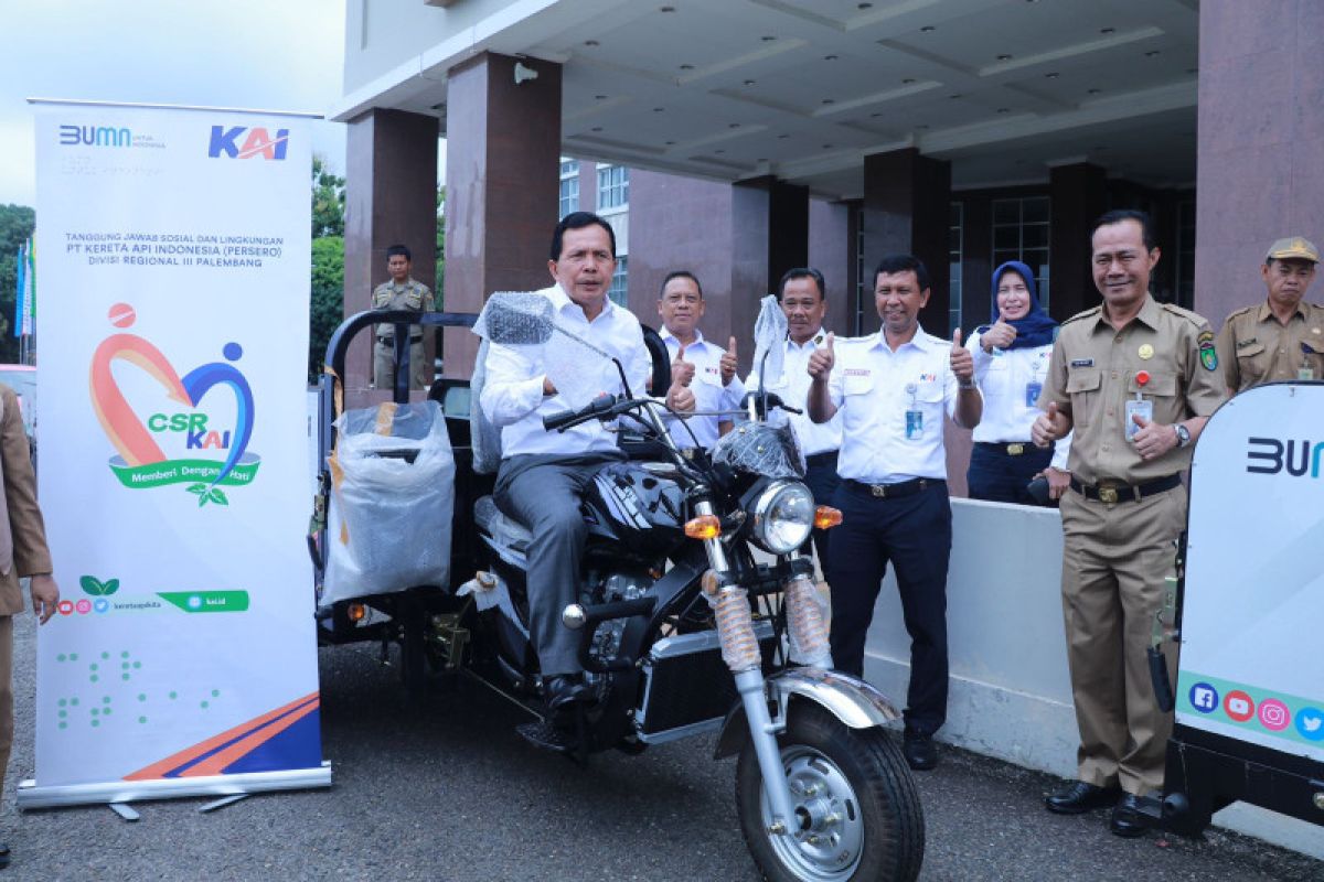 KAI Palembang salurkan motor angkutan sampah ke Pemkot Prabumulih