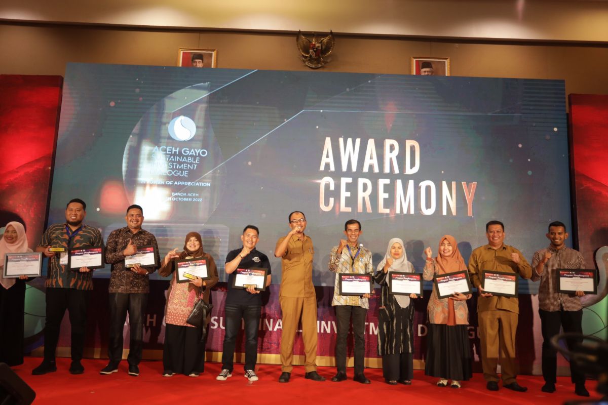 DPMTSP Aceh serahkan sejumlah penghargaan di AGASID 2022