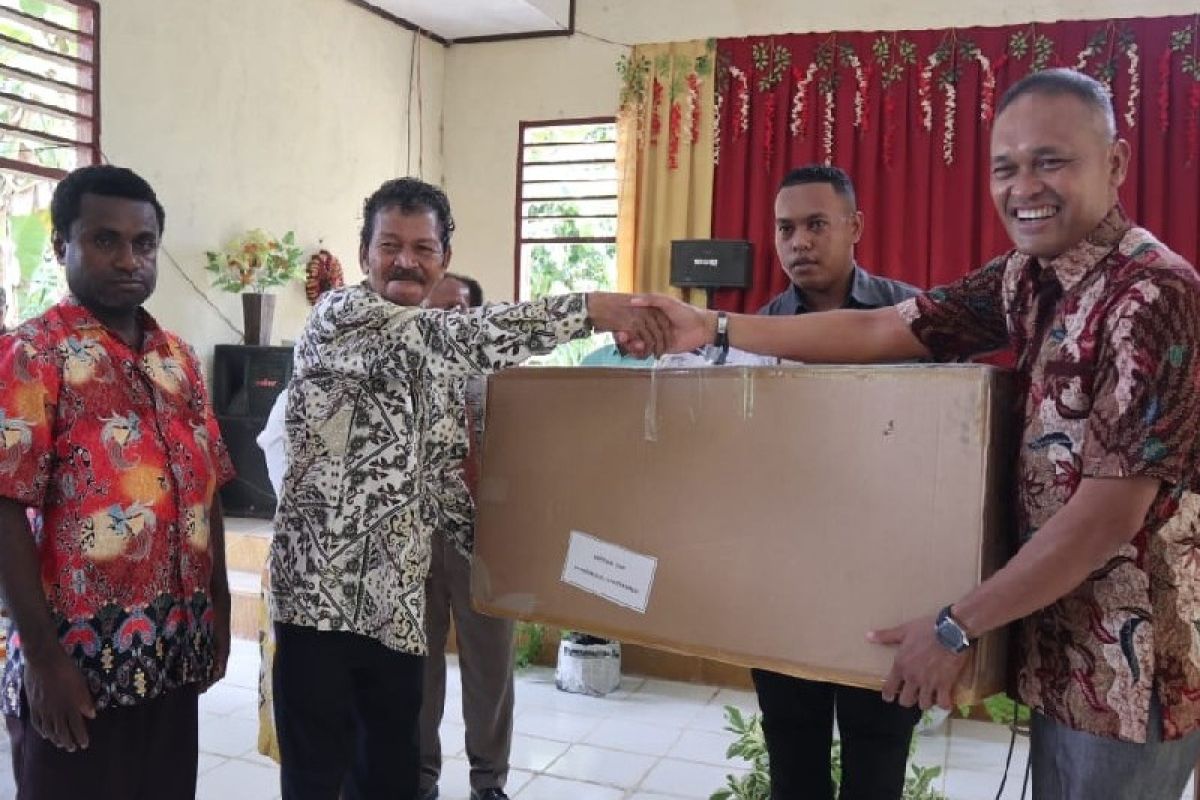 Pangdam XVII/Cenderawasih membantu alat musik keyboard ke GPDP Arso