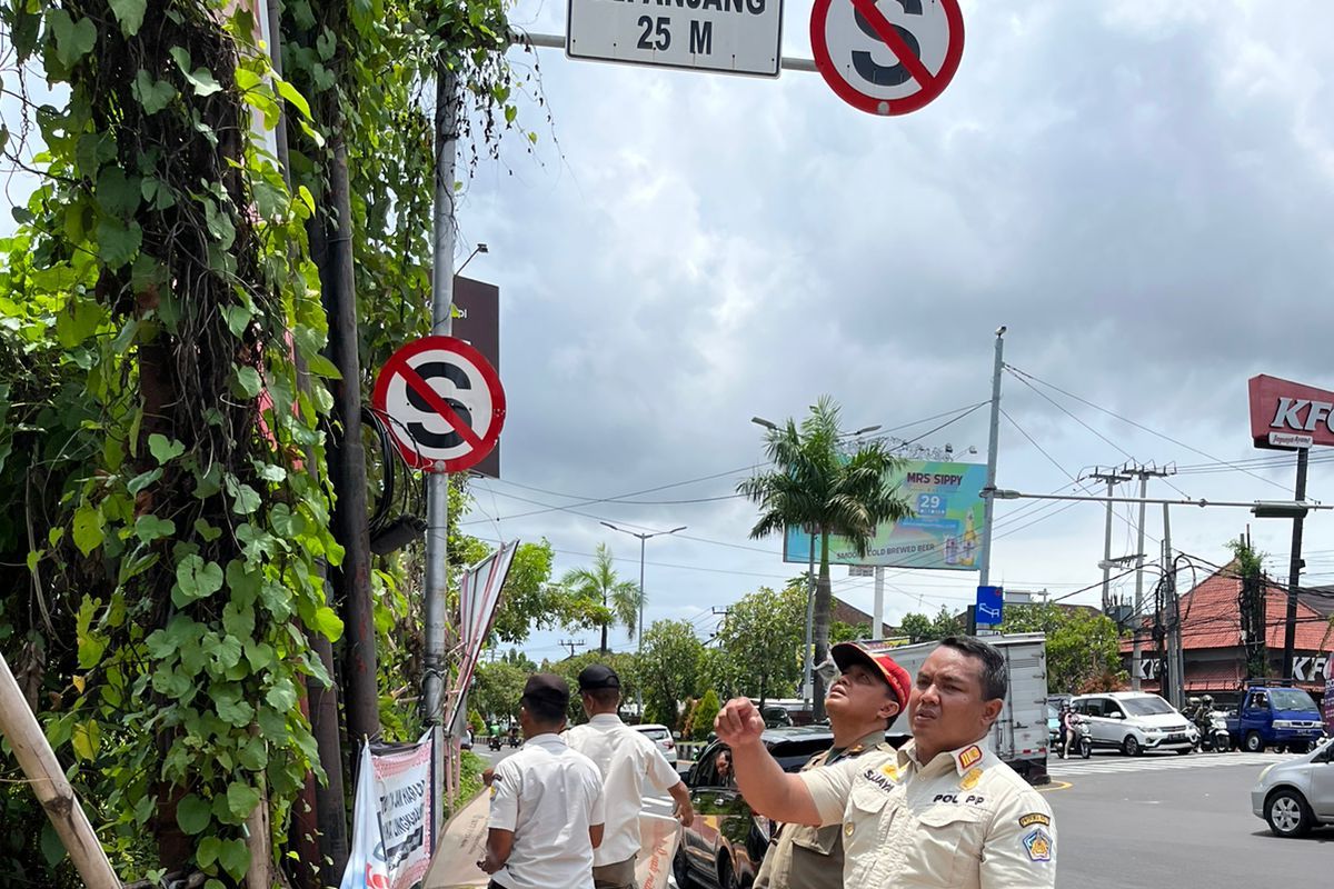 Satpol PP Bali turunkan spanduk di jalan yang dilintasi delegasi G20