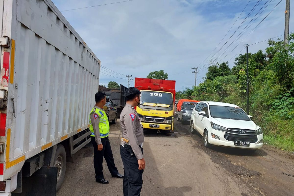 Polisi urai kemacetan di Jalinsum ruas Tembesi -Batanghari