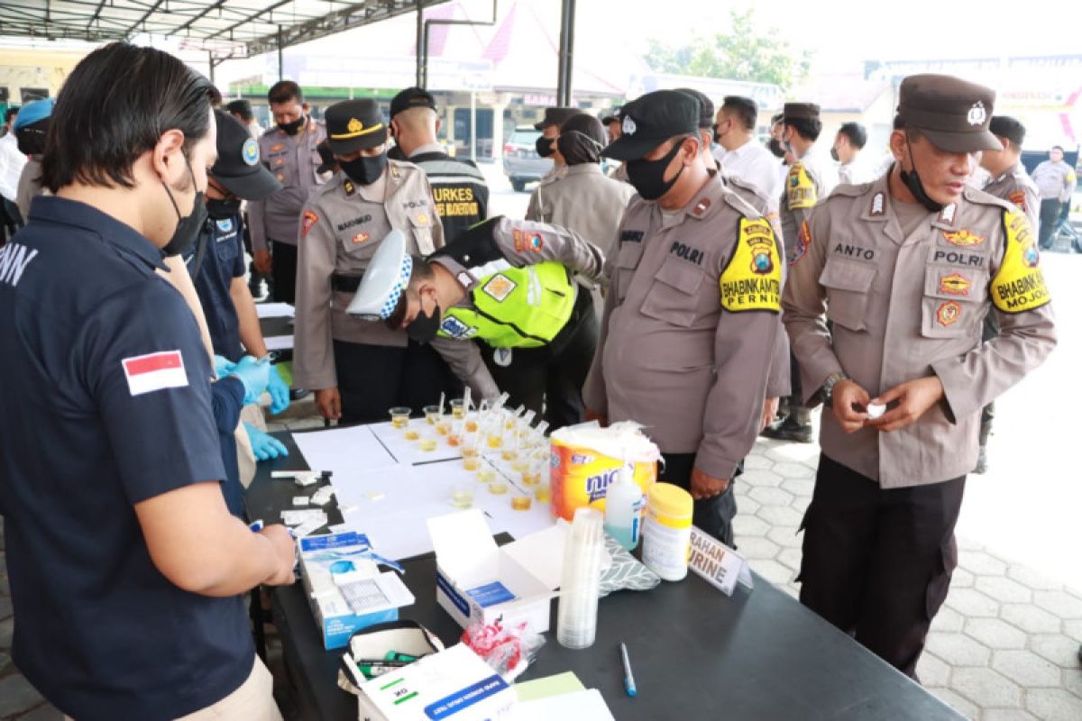 Ratusan personel Polres Mojokerto Kota ikuti tes urine