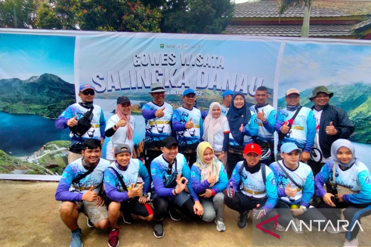 Ribuan pesepeda ramaikan gowes salingka danau Kabupaten Solok