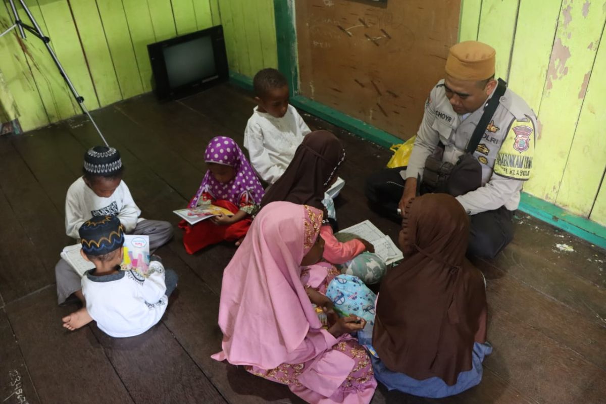 Polisi ajari mengaji anak-anak Muslim Papua di kota Sorong