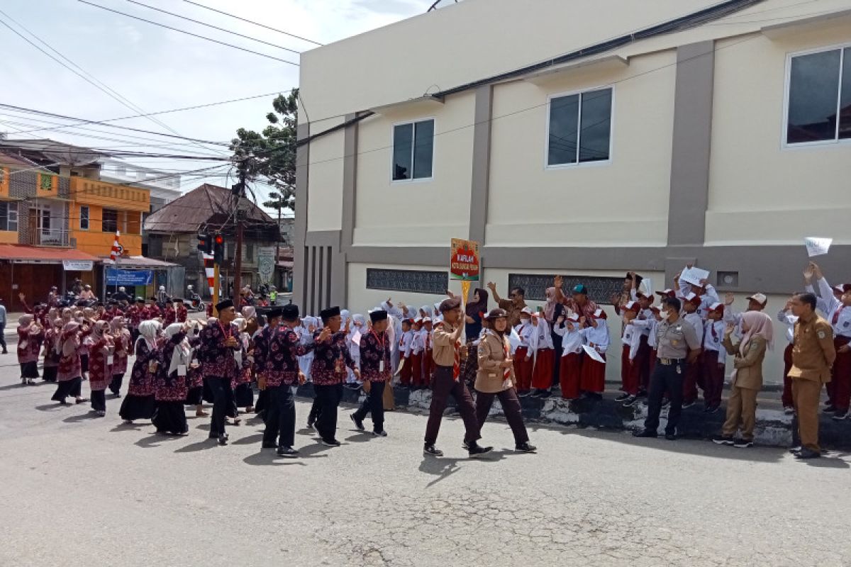 Pawai Ta'aruf MTQ ke-51 Jambi, peserta kenakan batik khas daerah