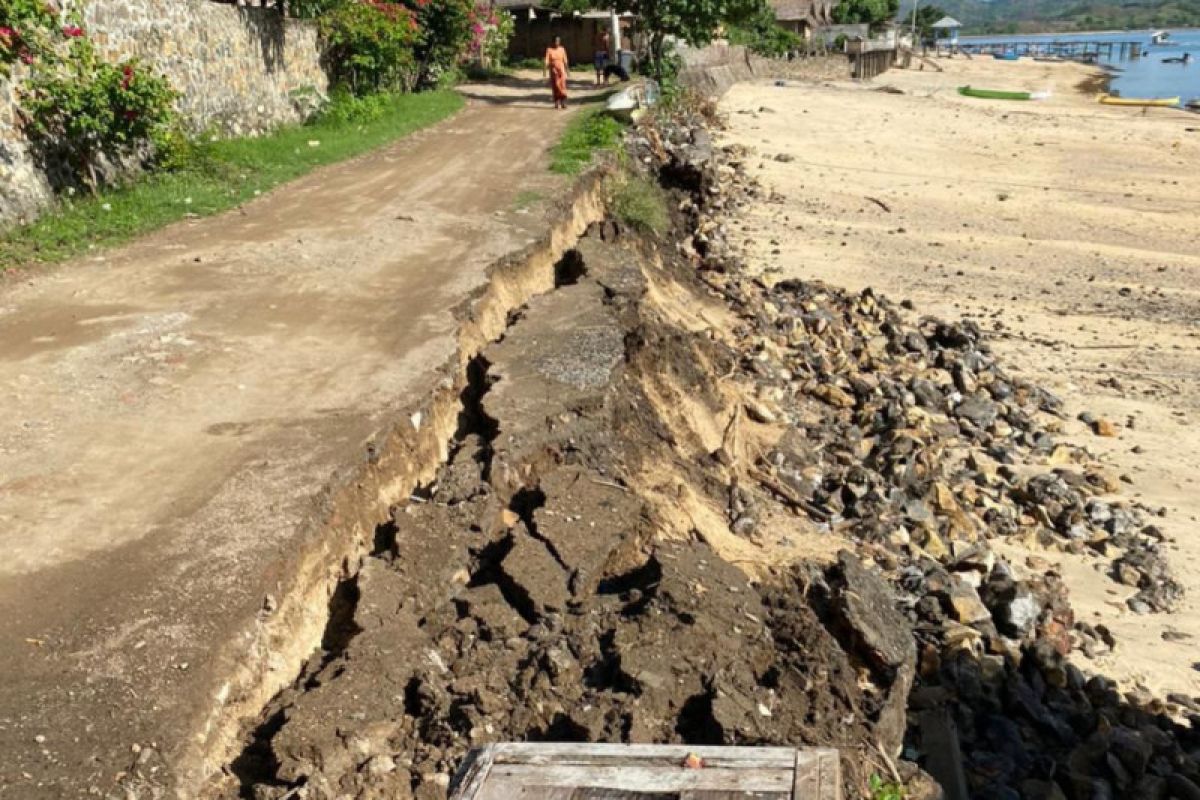 Pantai Gerupuk Lombok Tengah mengalami abrasi