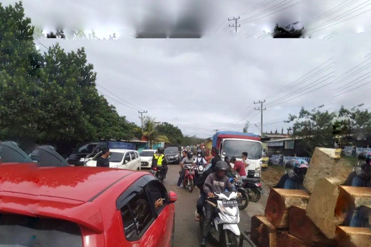 Sopir angkutan barang mengeluh dengan kemacetan di jalan lintas Muara Bulian menuju Tembesi
