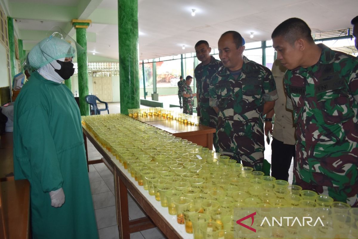 572 prajurit TNI dan PNS Korem 042/Gapu jalani tes urine