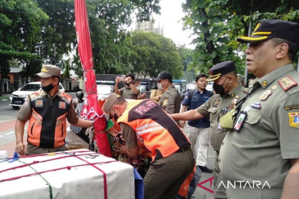 Satpol PP Jakpus tertibkan puluhan lapak pedagang di kawasan Istiqlal