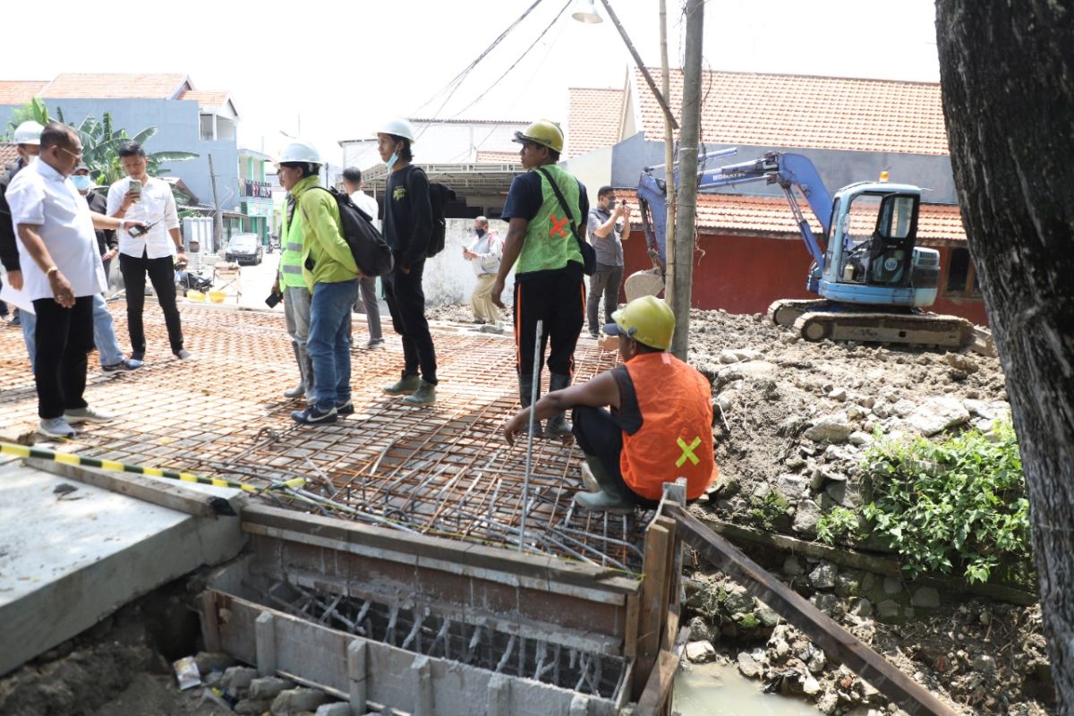Armuji: Pembangunan jembatan dan pavingisasi di Surabaya lamban