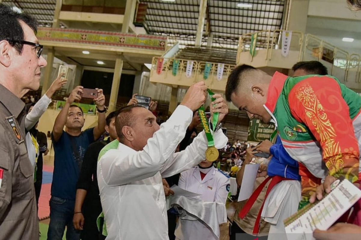 Gubernur Sumut ingatkan wasit karate profesional  memimpin pertandingan