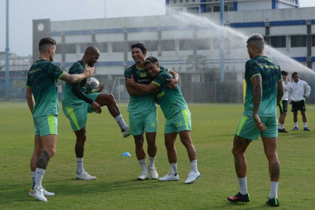 Pelatih Persib buka peluang latihan bersama