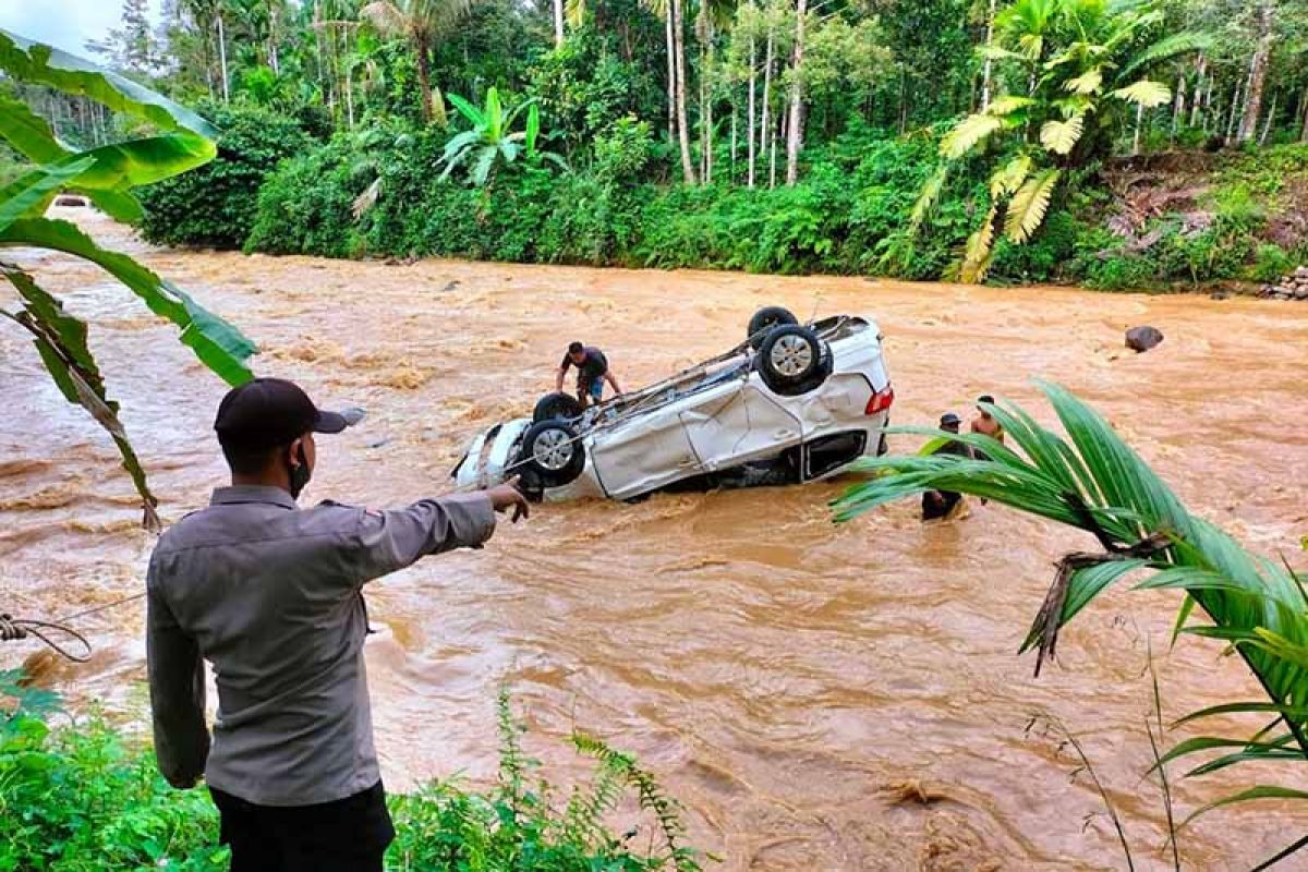 Mobil anggota polisi terseret arus sungai di Aceh Utara