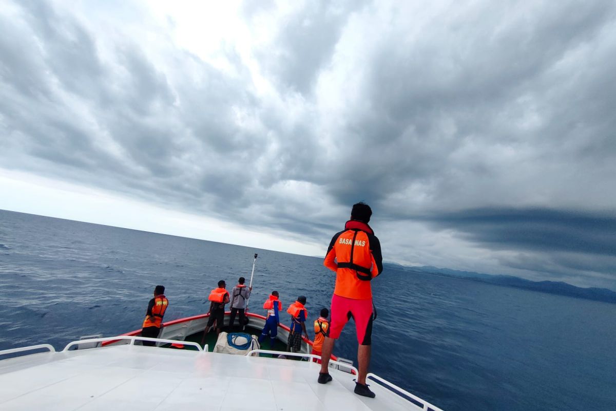 Nelayan Naikliu bantu cari korban Kapal Cantika Express 77