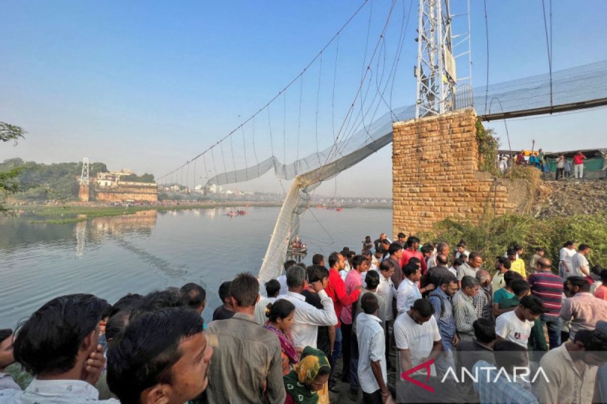 7 orang sekeluarga tewas dalam insiden jembatan ambruk India