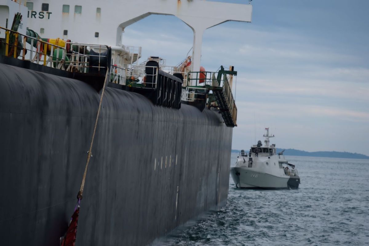 KSOP lakukan pemindahan muatan kapal tanker kandas di perairan Kepri