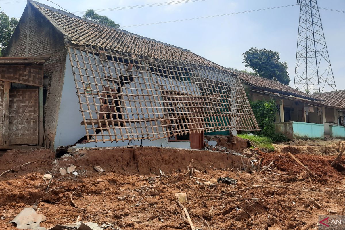 Enam bangunan rusak-jalan desa terputus akibat longsor di Kabupaten Tangerang