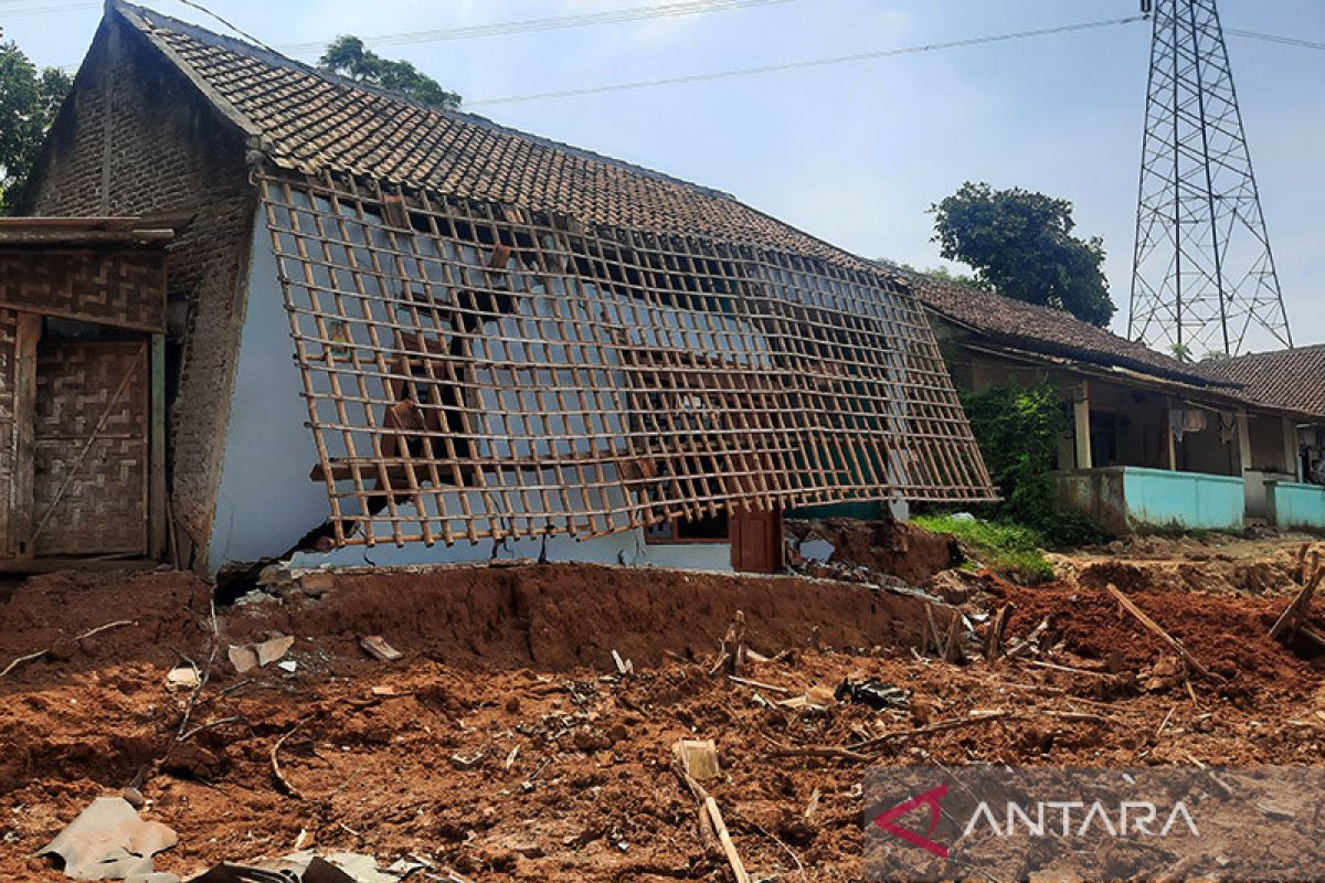 Enam bangunan rusak-jalan desa terputus akibat longsor di Tangerang