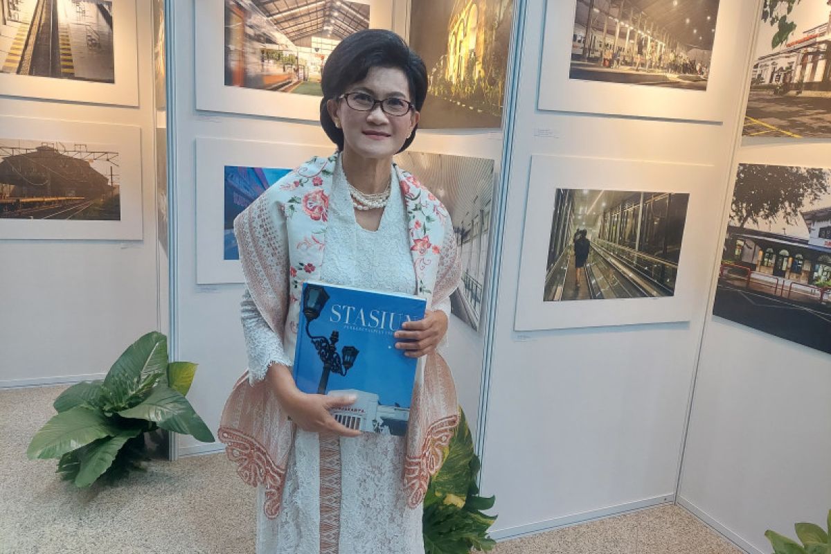 Menhub apresiasi buku foto karya Dharma Wanita Ditjen Perkeretaapian