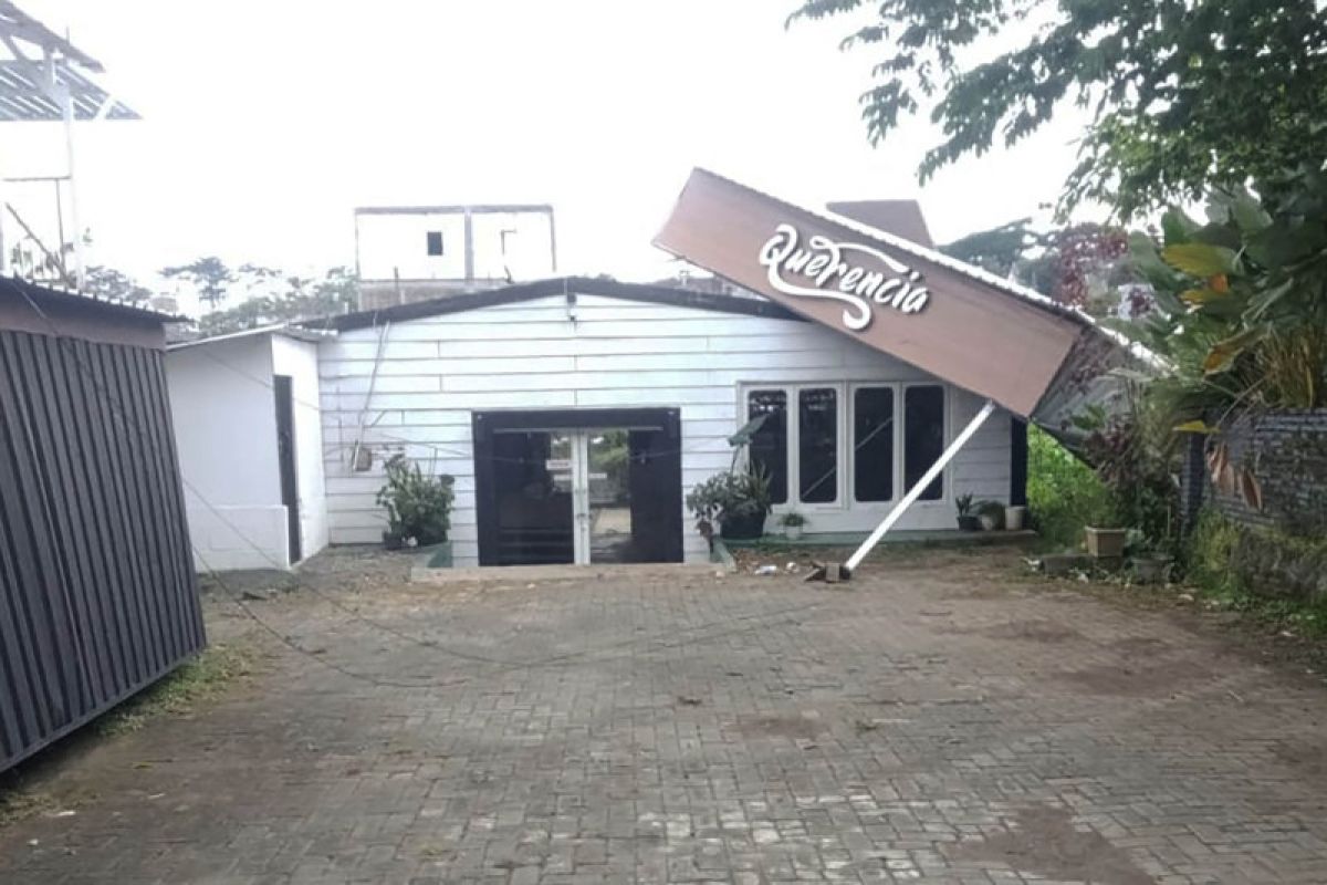 Sejumlah tempat usaha rusak akibat angin kencang di Malang