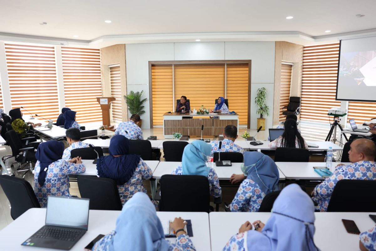 Deputi Pengendalian Penduduk BKKBN membina pegawai di Sulawesi Selatan