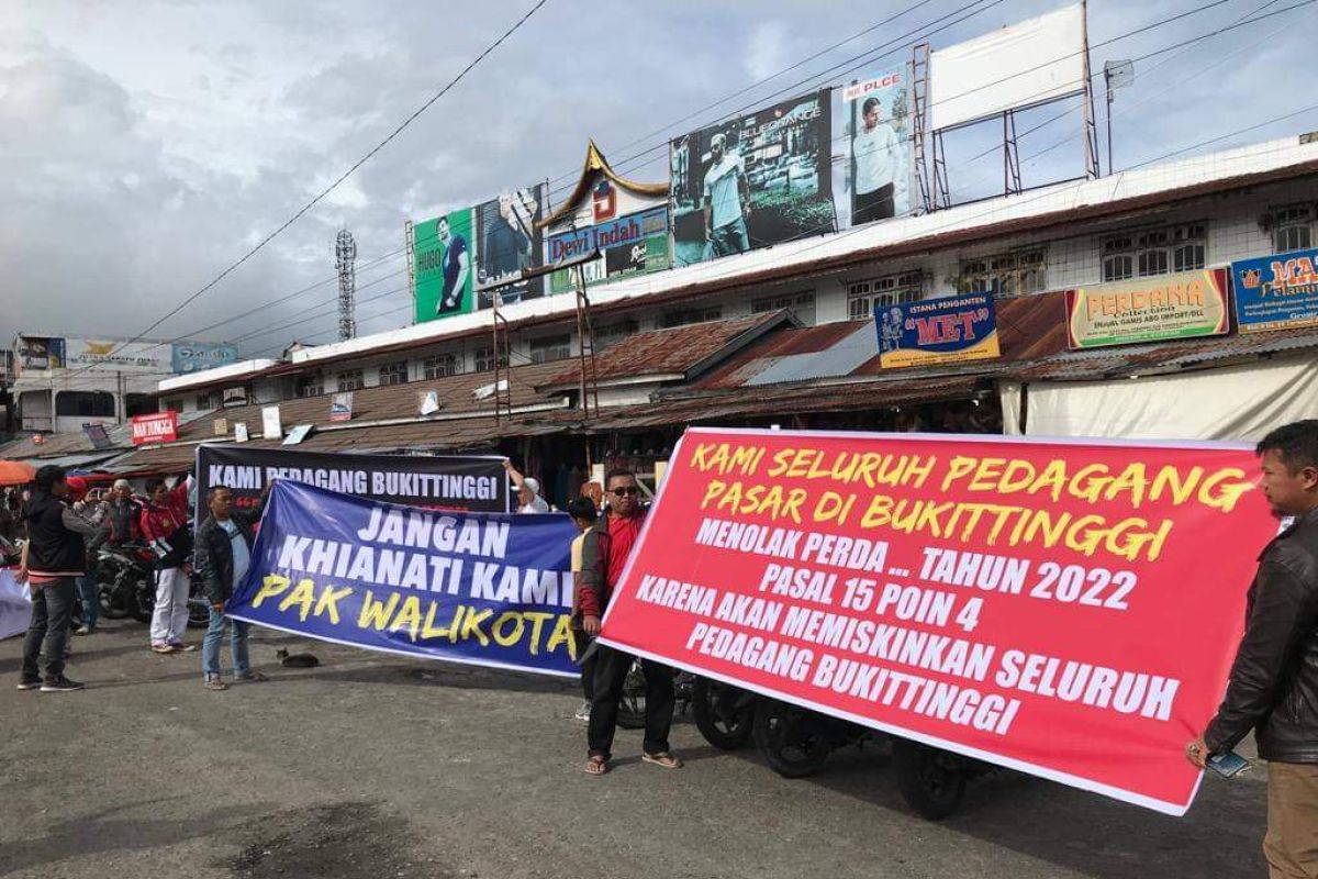 Pedagang Bukittinggi unjuk rasa menetang Perda pengelolaan pasar