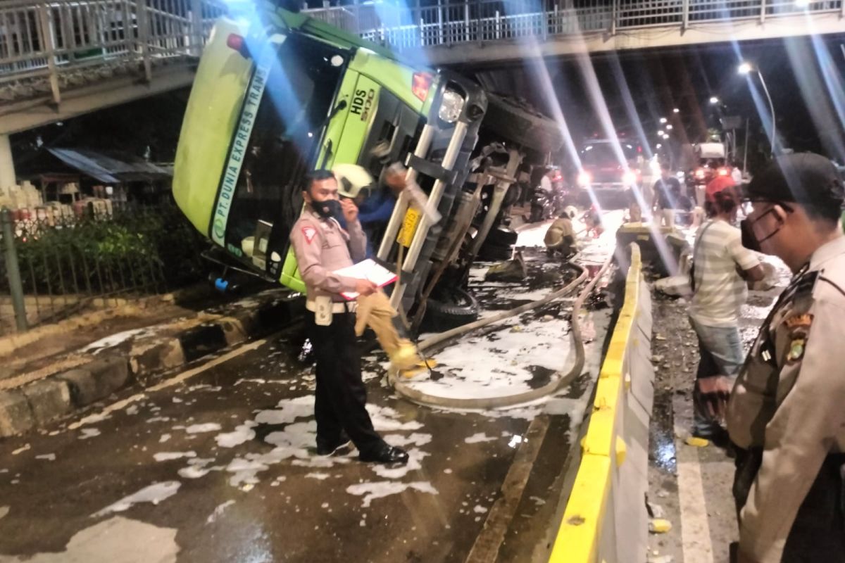 Truk kontainer labrak pembatas Transjakarta