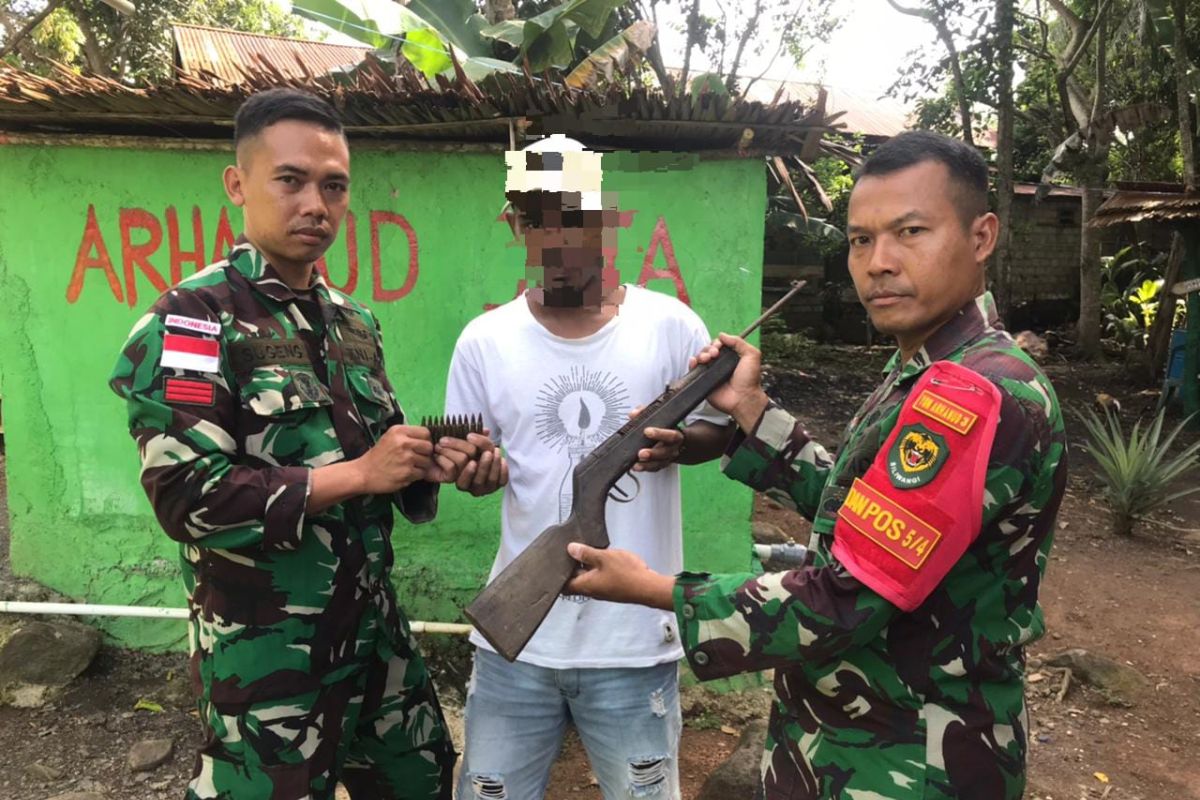 Warga sukarela serahkan senjata api ke Satgas Yonarhanud Malut