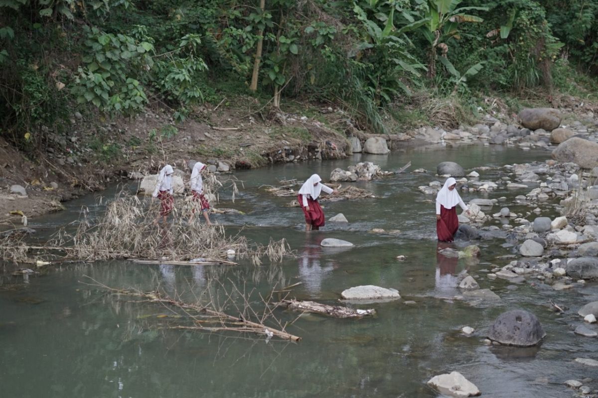 Jembatan rusak di Bantargadung, pelajar dan warga sebrangi sungai