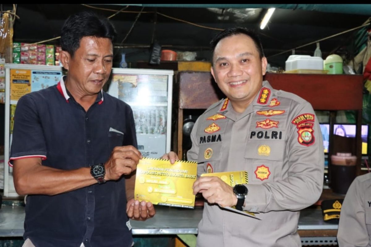 Kapolres Jakbar patroli sambil bagikan nomor telepon aduan warga