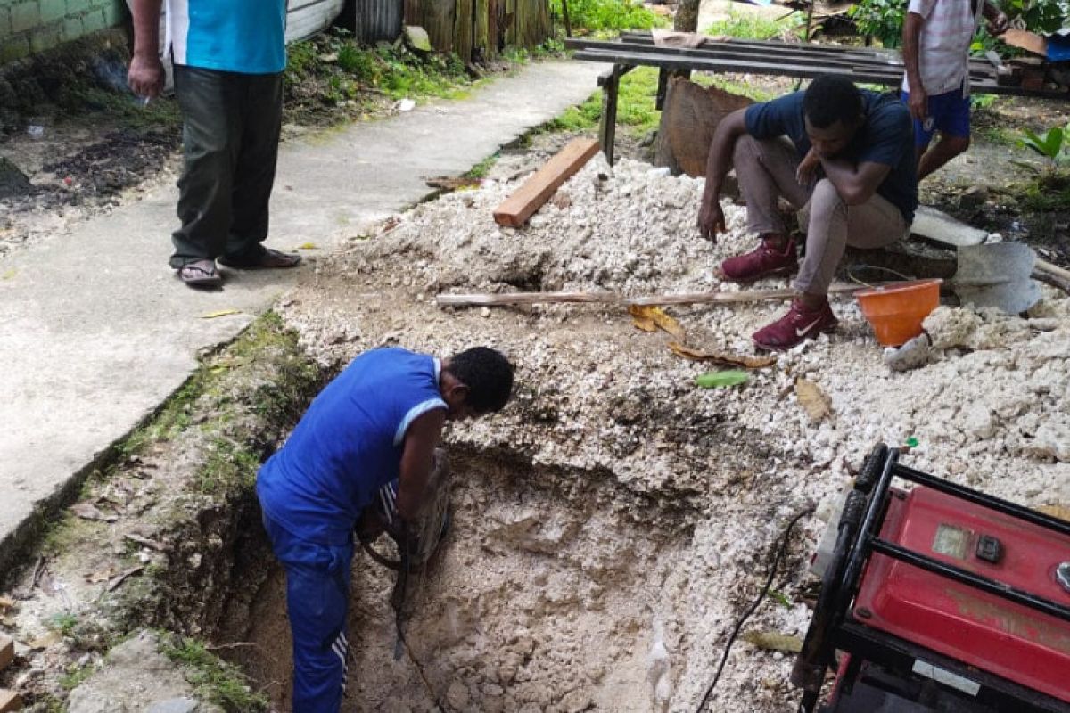 Satgas TMMD  gunakan mesin Jack Hammer untuk menggali septic tank