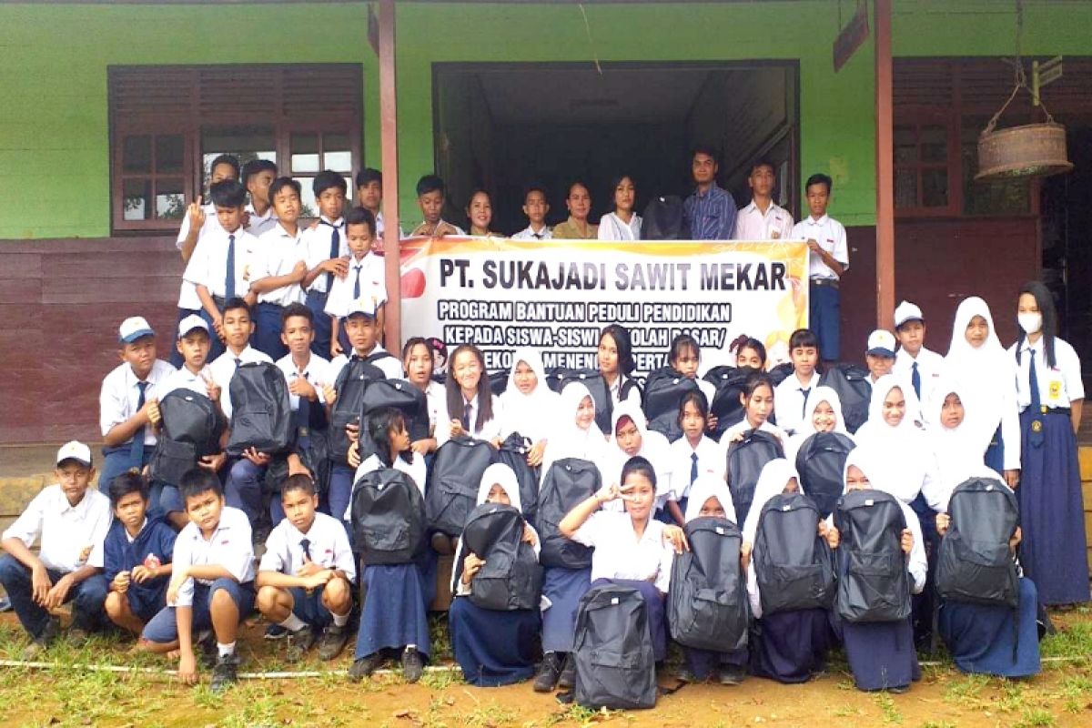 PT Sukajadi Sawit Mekar berikan bantuan pendidikan untuk ratusan pelajar di Kotim