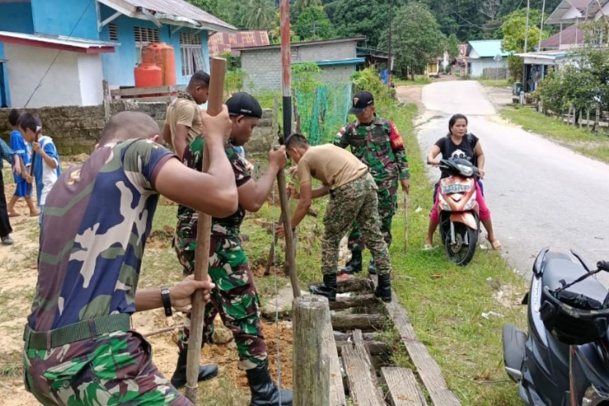 Satgas pamtas RI-Malaysia bangun pagar SDN 1 Badau di perbatasan