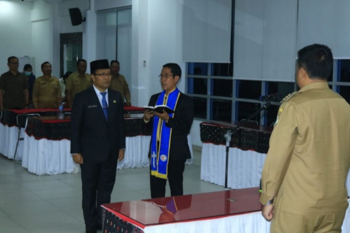 Bupati Samosir lantik Waston Simbolon sebagai Penjabat Sekretaris Daerah Samosir