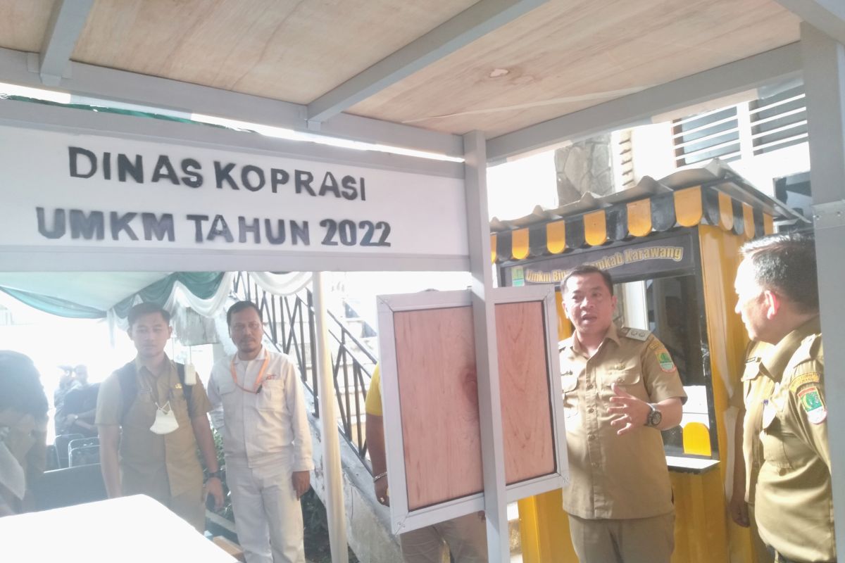 Pemkab Karawang salurkan bantuan gerobak  kepada ratusan pelaku UMKM