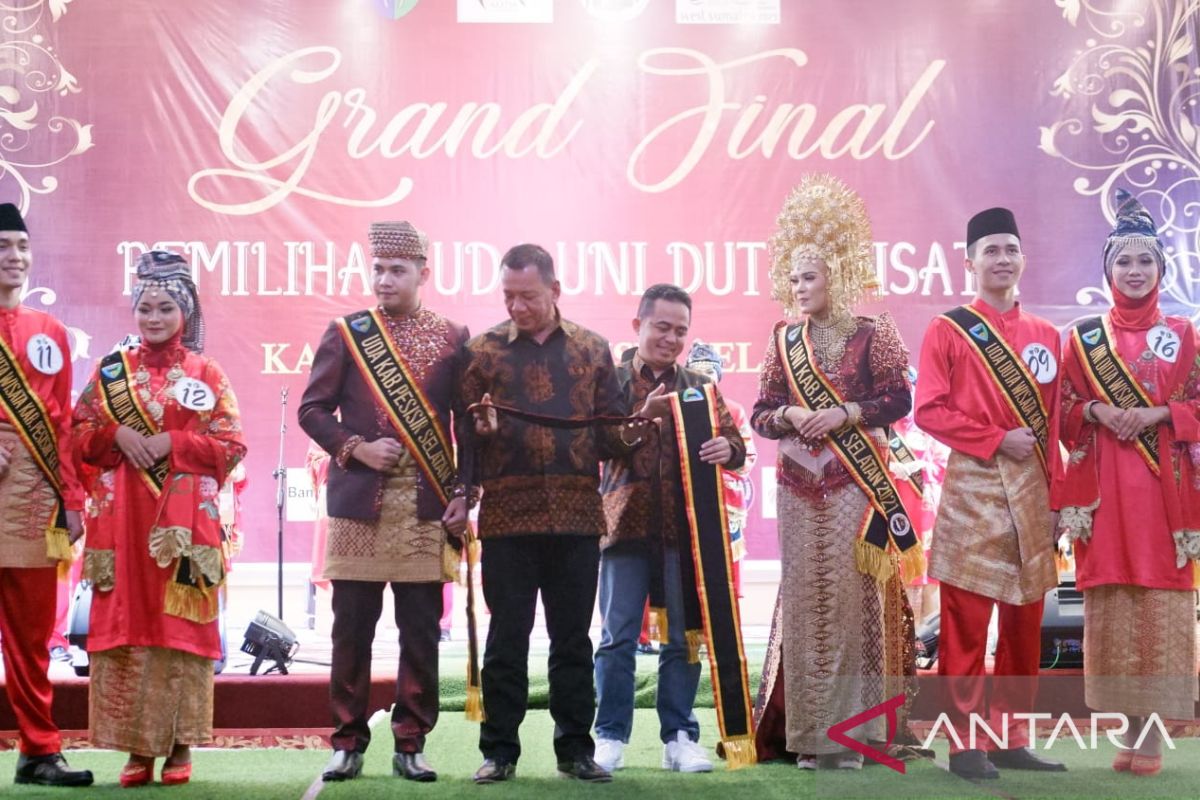 Grand Final Uda Uni duta wisata Pessel 2022, Rasha Refa dan Ike Erlanda Putri terbaik.