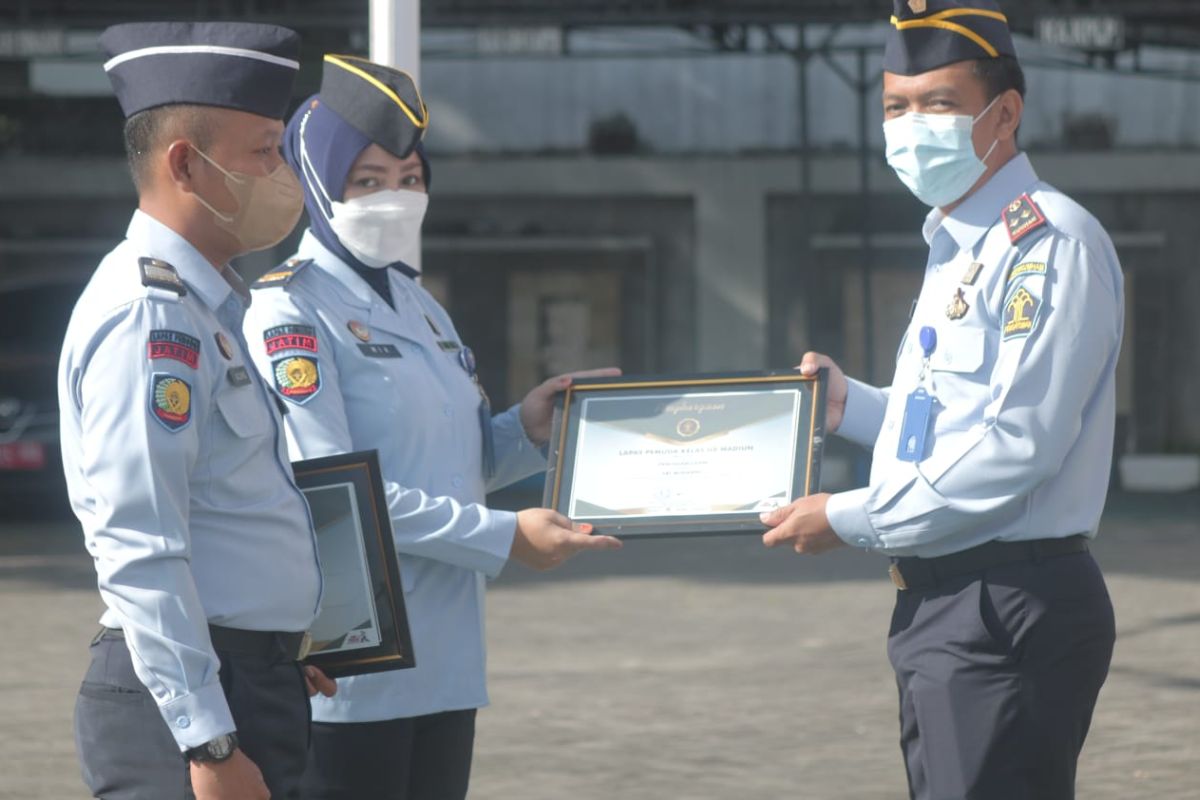 Lapas Pemuda Madiun berikan penghargaan petugas gagalkan penyelundupan narkoba