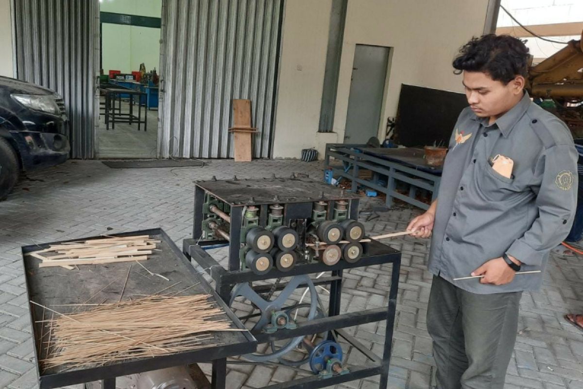 Mahasiswa Vokasi UNS ciptakan alat tepat guna untuk produsen sangkar burung