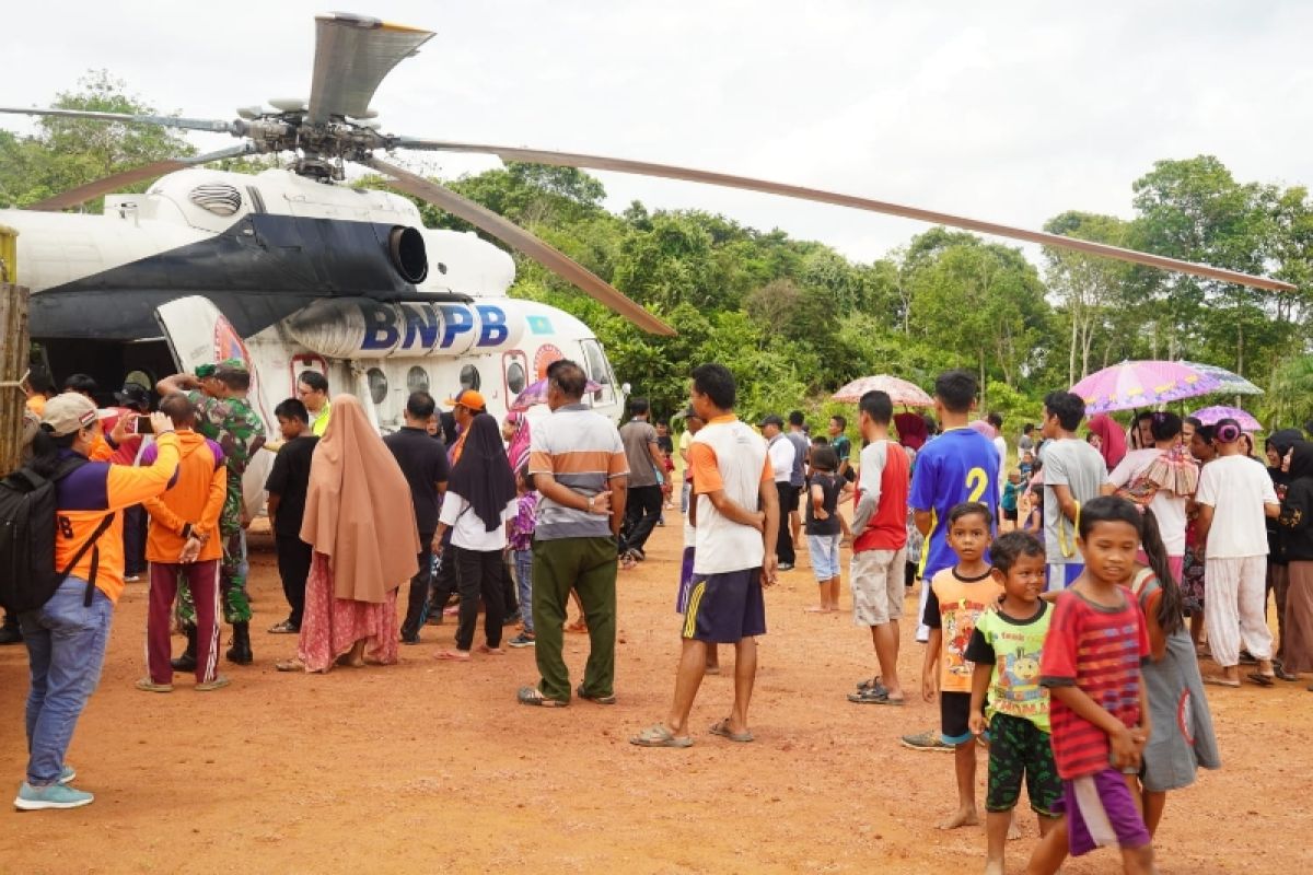 Kalteng gunakan helikopter antar bantuan bagi warga terdampak banjir