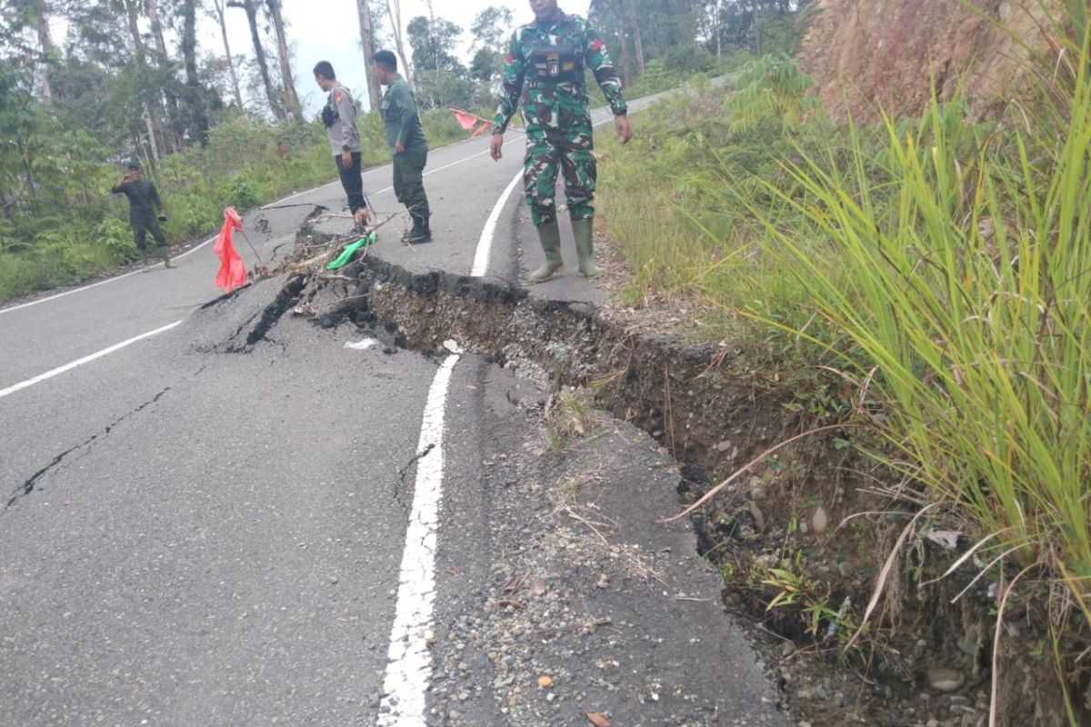 Hujan lebat akibatkan jalan Geumpang - Meulaboh amblas