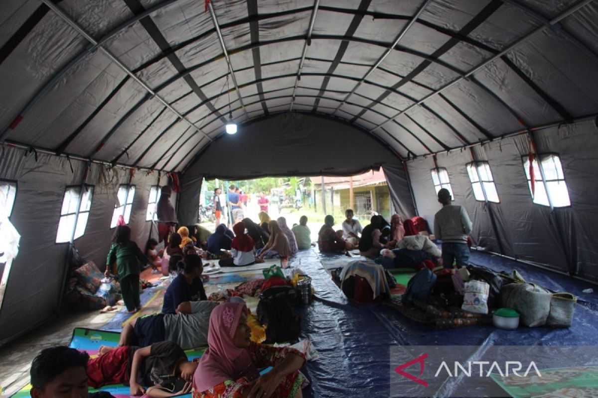 1.413 warga Aceh Tamiang bertahan di posko pengungsian