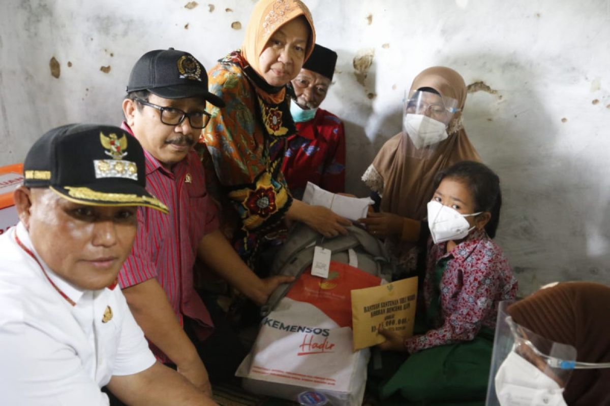 Mensos berikan santunan keluarga korban banjir di Lampung Selatan